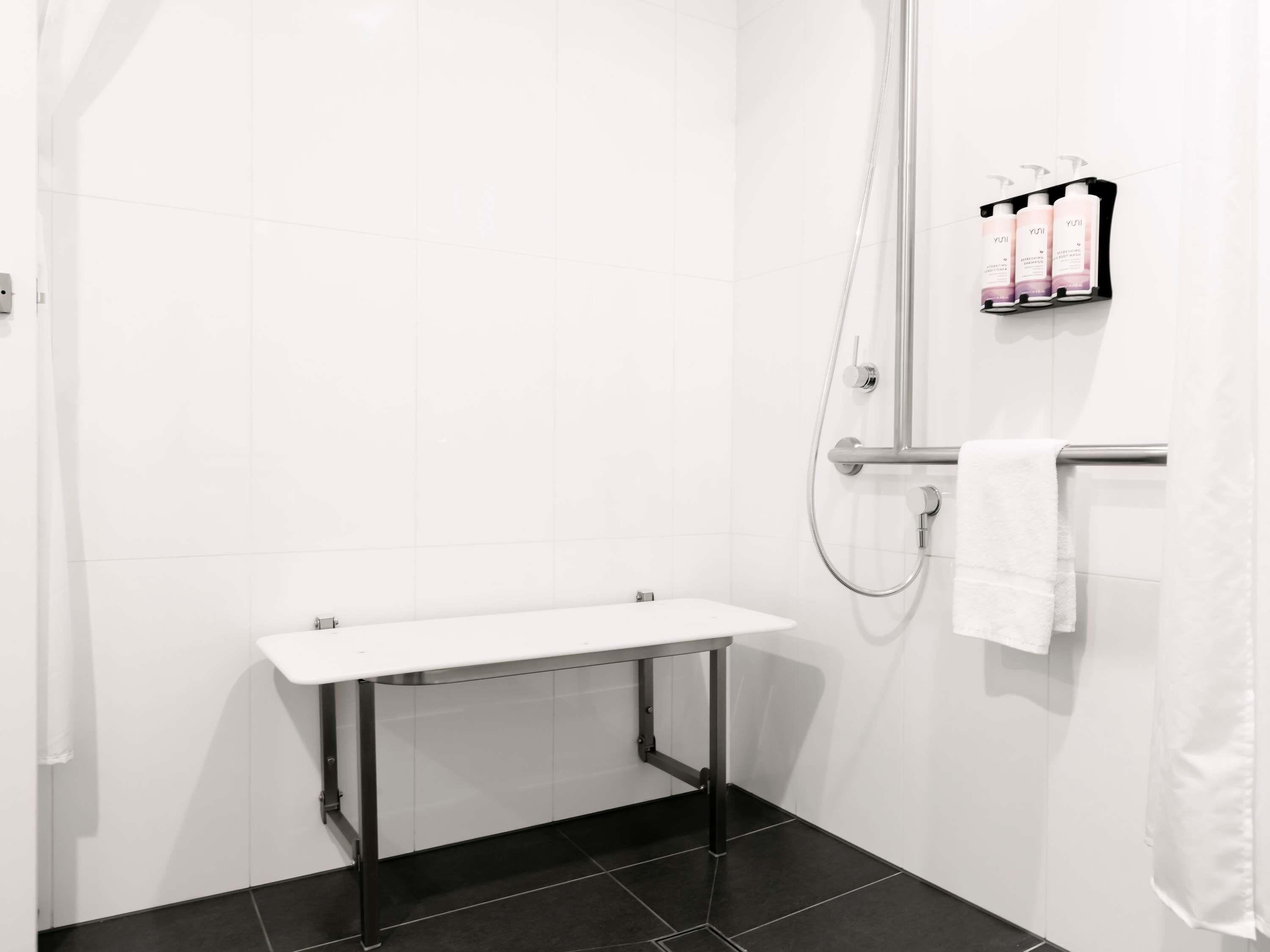 名牌洗护用品、吹风机、浴袍、毛巾