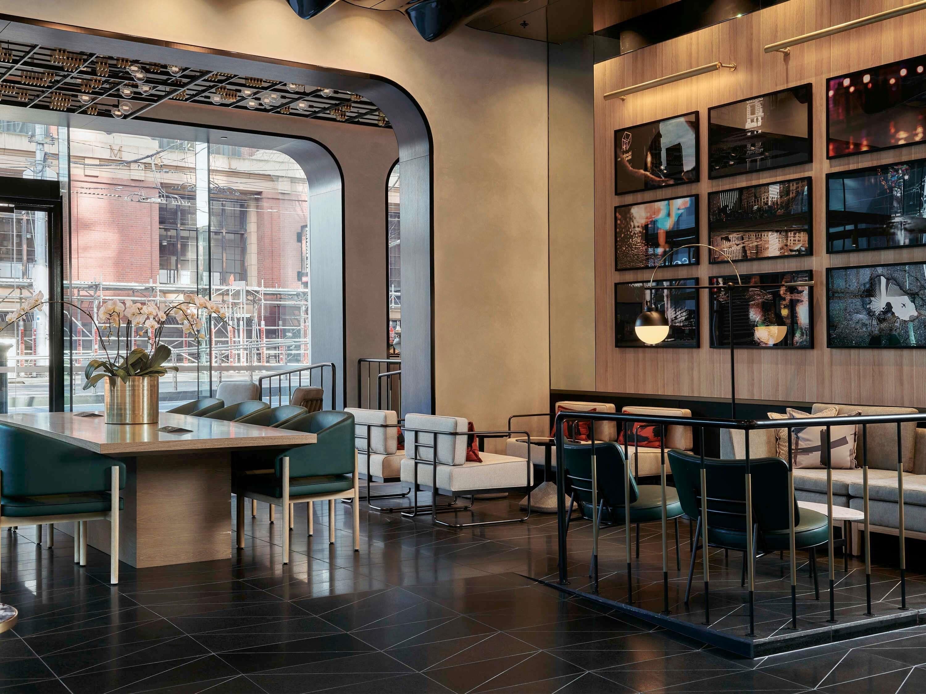 Se sirven desayunos, almuerzos y cenas; cocina asiática