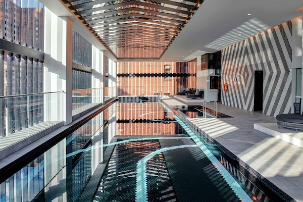 Piscina coperta, lettini