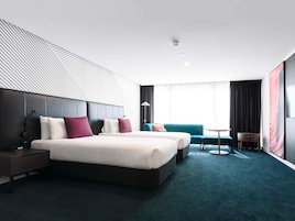 Ropa de cama de alta calidad y minibar 