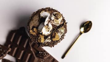 Un postre con malvaviscos y trozos de chocolate.