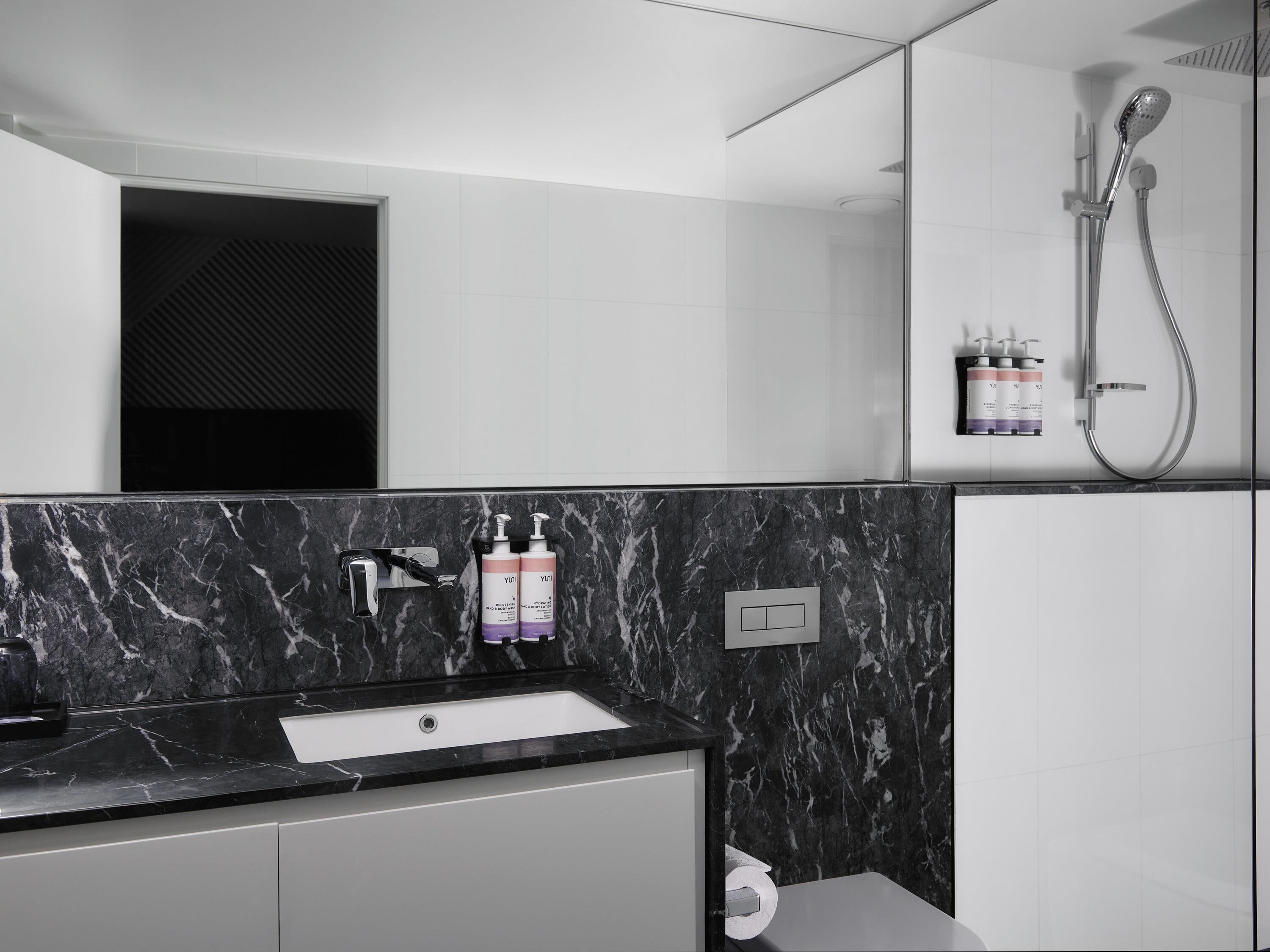 Artículos de tocador de diseñador, secador de pelo, batas, toallas