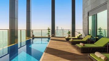 2 outdoor pools