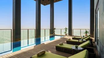 2 outdoor pools