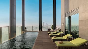 2 outdoor pools