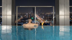 A man in a pool with a cityscape view through large windows. - Fairmont Ramla Riyadh (Riyadh)