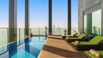 2 outdoor pools