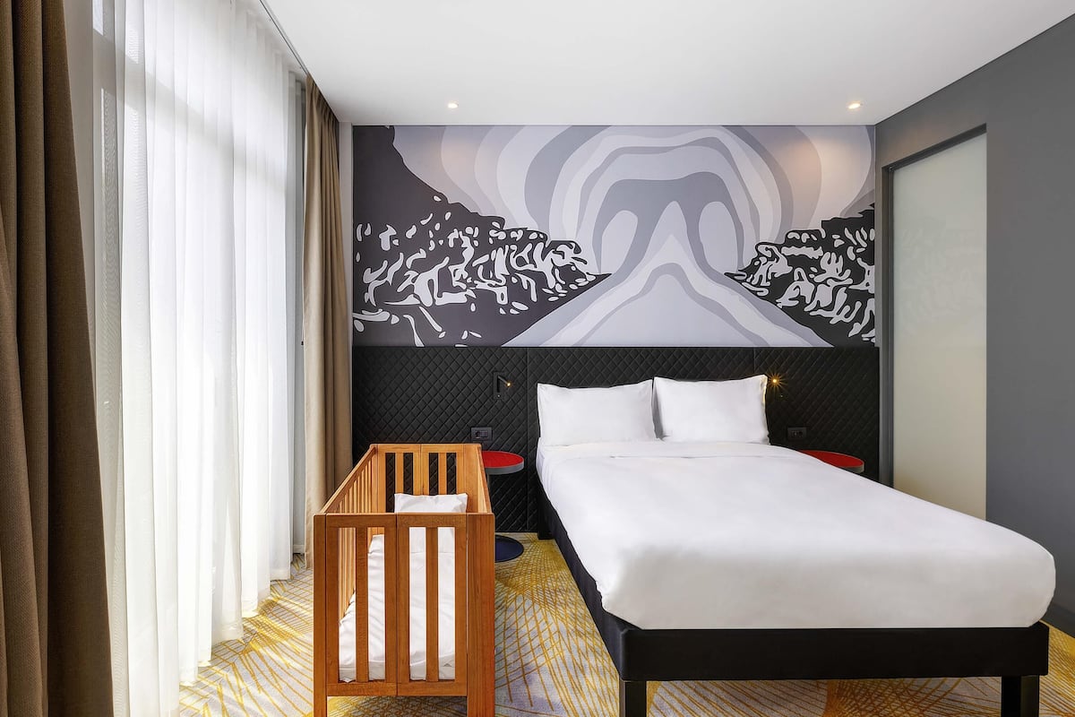 Habitación doble, 1 cama matrimonial | Sábanas de algodón egipcio, ropa de cama de alta calidad y minibar