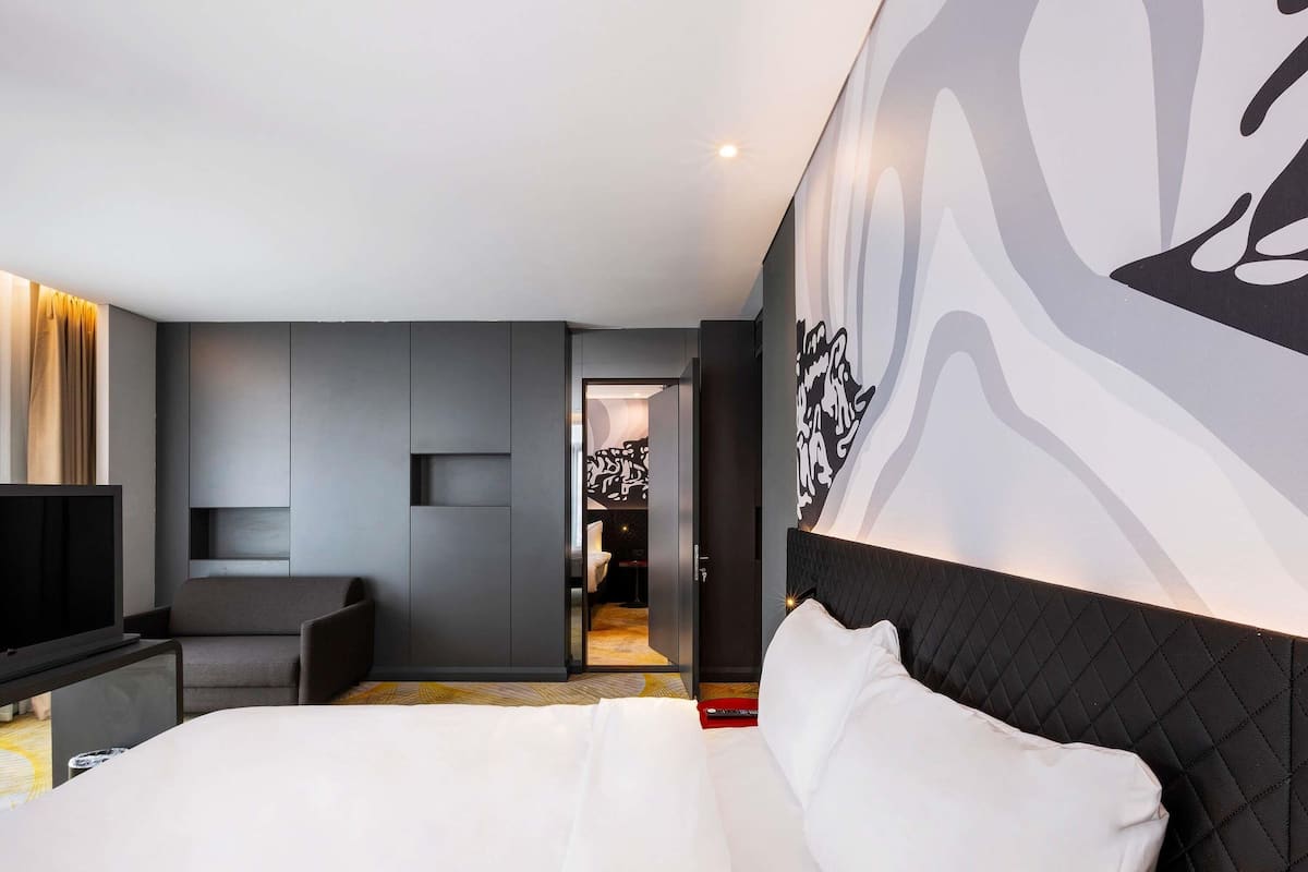 Habitación doble superior, 1 cama matrimonial y sofá cama | Sábanas de algodón egipcio, ropa de cama de alta calidad y minibar