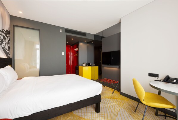 A modern hotel room with a large bed, a desk, a chair, and a TV. - ibis Styles Istanbul Merter (Istanbul)