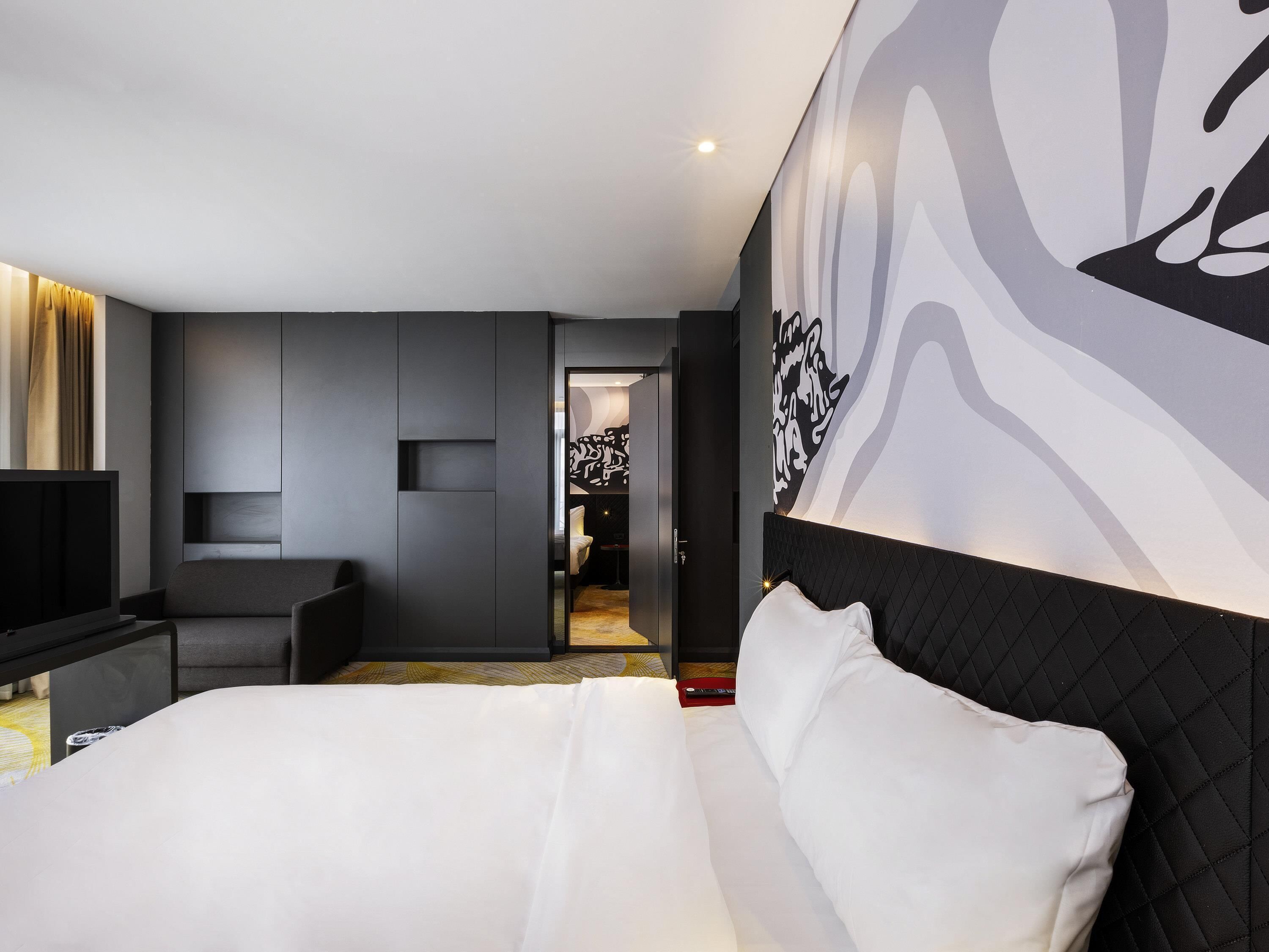 Kahden hengen superior-huone, 1 parisänky ja vuodesohva | Egyptinpuuvillaiset lakanat, ylelliset vuodevaatteet, minibaari