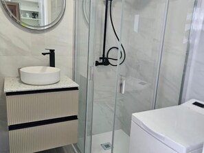 Ducha, secador de pelo y toallas