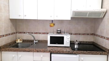 Geladeira, micro-ondas, cafeteira/chaleira, torradeira