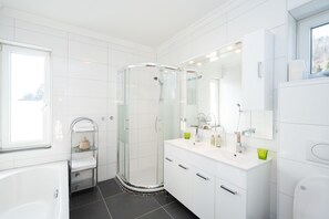 Bathtub, hair dryer, towels, soap - Schönes Haus mit Garten in Pörtschach (Pörtschach am Wörthersee)