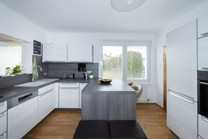 Een koelkast, een microgolfoven, een oven, een kookplaat