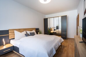 4 slaapkamers, een strijkplank/strijkijzer, reisbedje, gratis wifi