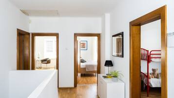 4 quartos, ferros/tábuas de passar roupa, berço de viagem