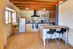 Kjøleskap, mikrobølgeovn, ovn og kokeplater