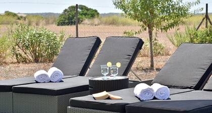 Small, comfortably furnished finca just 4.5 km from the sandy beach of Es Trenc