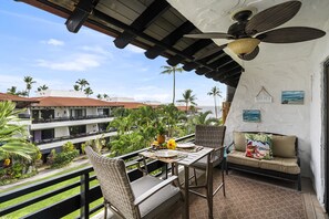 Outdoor dining - Casa De Emdeko# 324 1/1 Remodeled ,Top Floor, Oceanview, AC, Elevators! (Kailua Kona)