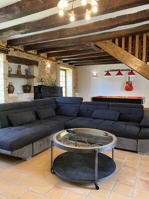 Smart TV, fireplace, ping pong, books