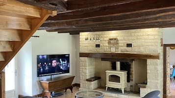 Smart TV, chimenea, tenis de mesa y libros