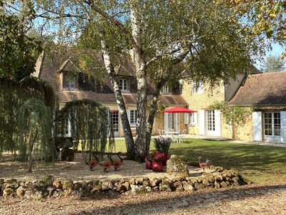 Large house with heated swimming pool and spa on a 4-hectare property