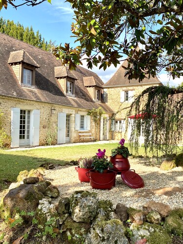 Large house with heated swimming pool and spa on a 4-hectare property