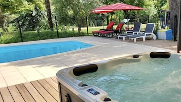 Outdoor spa tub