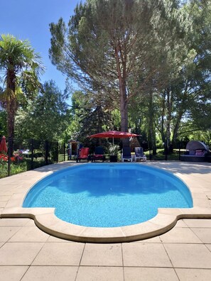 Alberca al aire libre y alberca climatizada