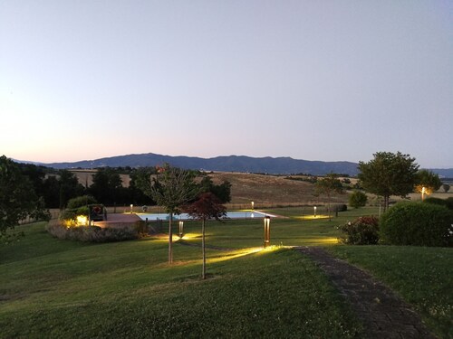 Elegante Casa di Campagna con Torretta e Piscina