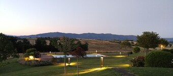 Elegante Casa di Campagna con Torretta e Piscina