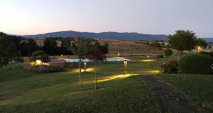 Elegante Casa di Campagna con Torretta e Piscina