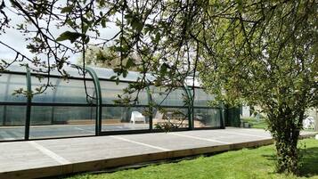 Una piscina cubierta, una piscina al aire libre de temporada