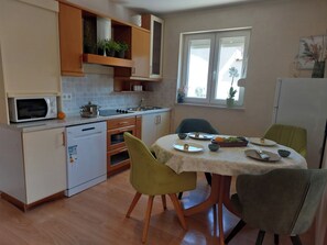 Comfort-lejlighed - 2 soveværelser - balkon | Privat køkken | Køleskab, kogeplade, kaffe-/temaskine, elkedel