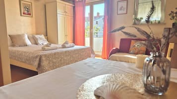 Studio, 1 Double Bed, Balcony | Living area
