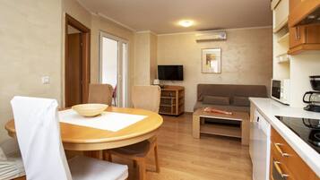 Comfort Apartment, 2 Bedrooms, Balcony | Dining room