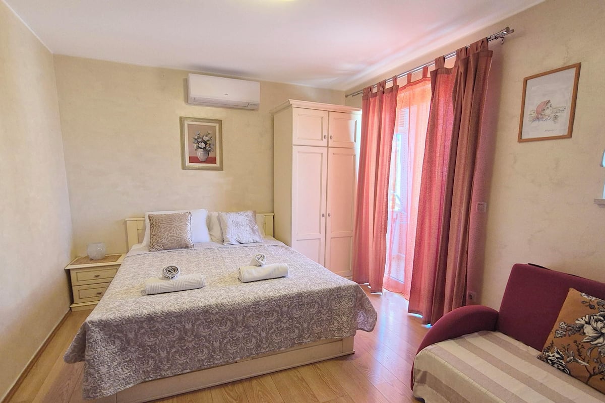 Studio, 1 Double Bed, Balcony | Living area