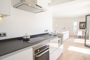 ثلاجة، ميكروويف، فرن، موقد طهي مسطح