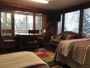 2 bedrooms, in-room safe, free WiFi, bed sheets - Moose Twin Cabins. (Homer)