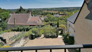 A residential area with houses, a garden, and a clear view of the countryside. - Gîte 3 Personnes, Proche de Beauval et Chenonceaux (Montrichard Val de Cher)