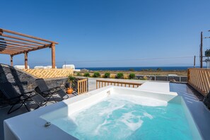 Deluxe Suite, Jetted Tub | Private spa tub