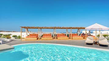 Una piscina al aire libre de temporada