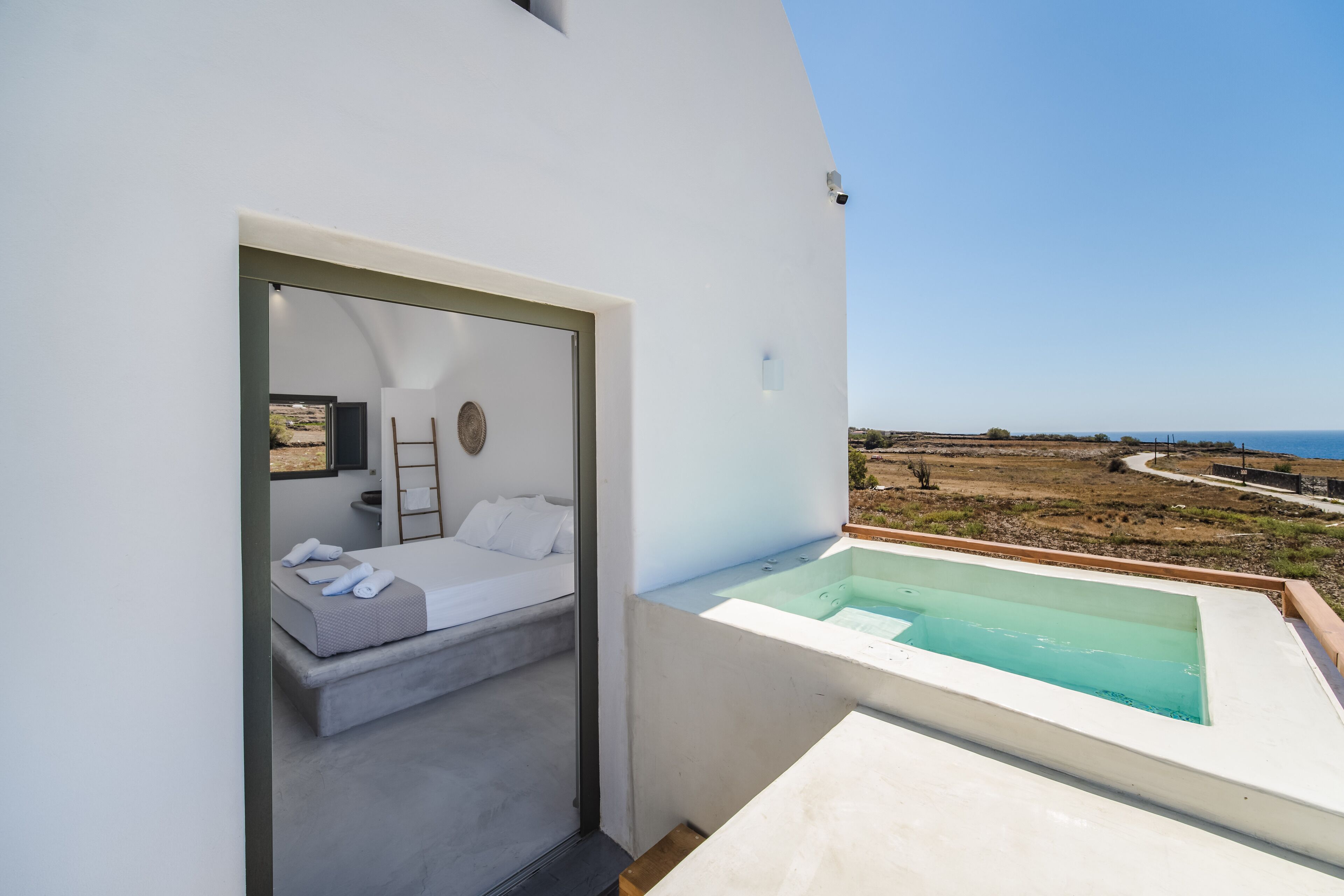 honeymoon suite, jetted tub | private spa tub