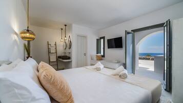 Deluxe Suite, Jetted Tub | In-room safe, individually decorated, individually furnished, desk