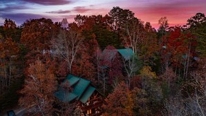 A cabin surrounded by autumn foliage, with a road leading to it. - 2Kings!Jacuzzi*Fireplace*Pool*Pets ok (Sevierville)