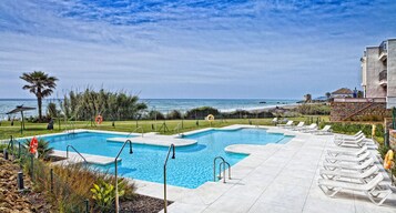 Una piscina al aire libre