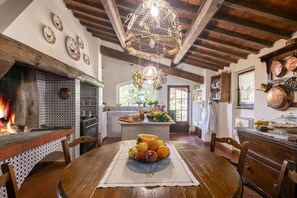 Großer Kühlschrank, Mikrowelle, Ofen, Geschirrspüler