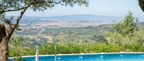 حمّام سباحة خارجي موسمي، مقاعد للتشمس