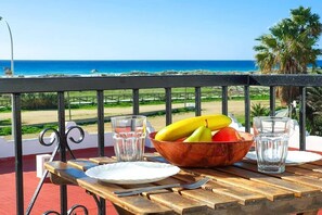 Outdoor dining - Apartamento en primera linea de Playa | Zahara de los Atunes (Zahara de los Atunes)